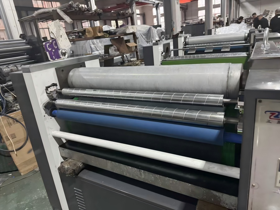 NEW STAR의 YF-920C 산업용 등급 엠보싱 기계가 생산 중입니다!